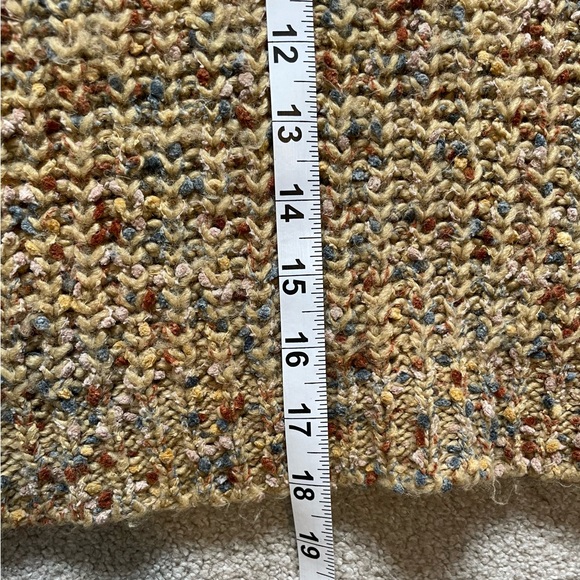 Cute, Casual, & Comfy Sweater (Zoom in!) - Picture 6 of 6